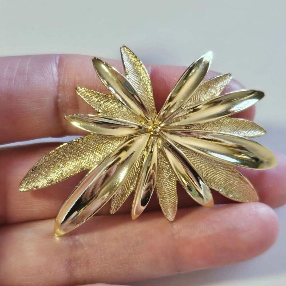 Sarah Coventry gold tone flower brooch